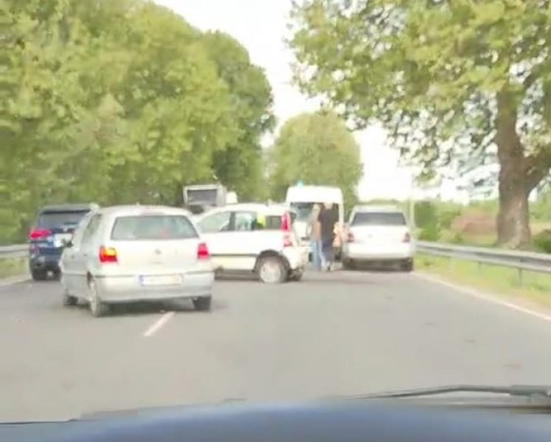 Катастрофа с три коли на пътя Пазарджик-Пловдив СНИМКИ