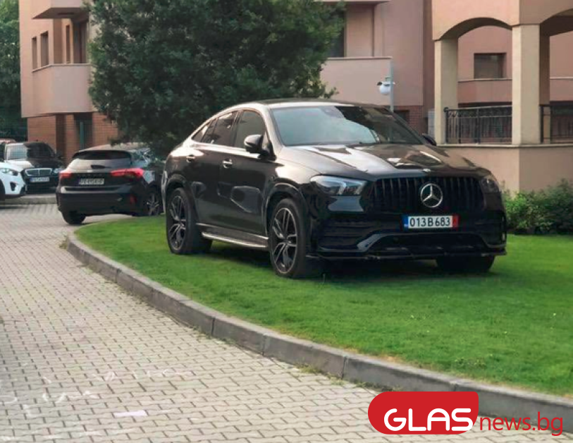 Лек автомобил паркира нагло в комплекс в Пловдив