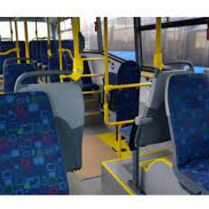 Двама пътници в автобус от градския транспорт са с различни
