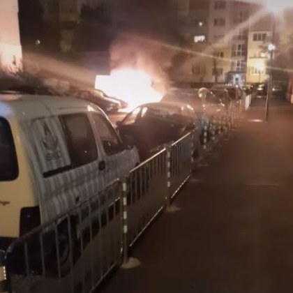 Кола горя тази нощ в София СНИМКИ