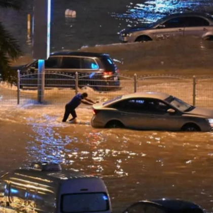 Сериозни наводнения в Дубай и блокаж на едно от най