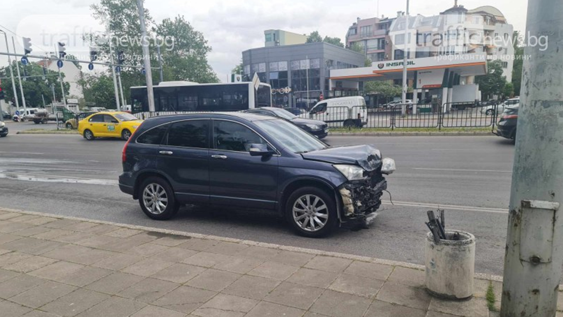 Шофьор не спря на червено и предизвика катастрофа в Пловдив СНИМКИ