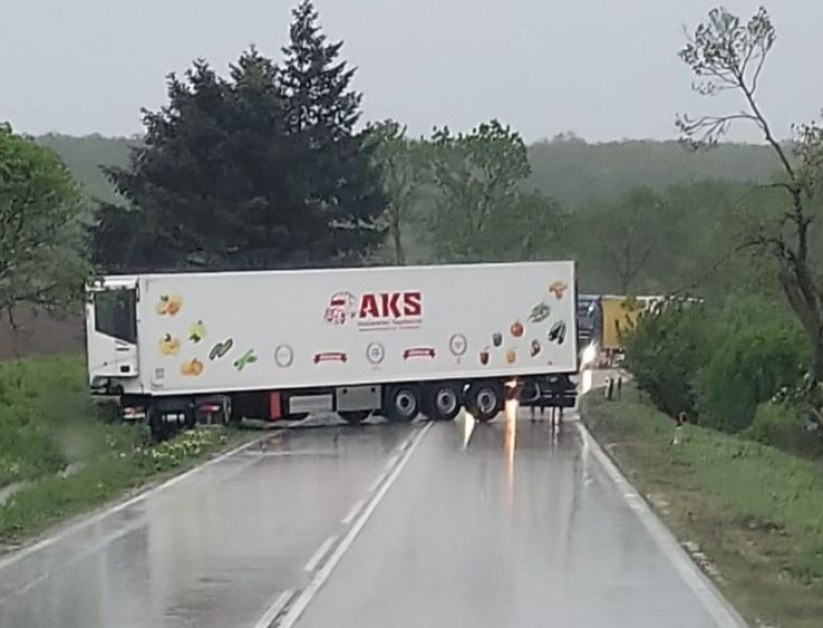 Катастрофа с камион на пътя Добрич-Варна СНИМКИ