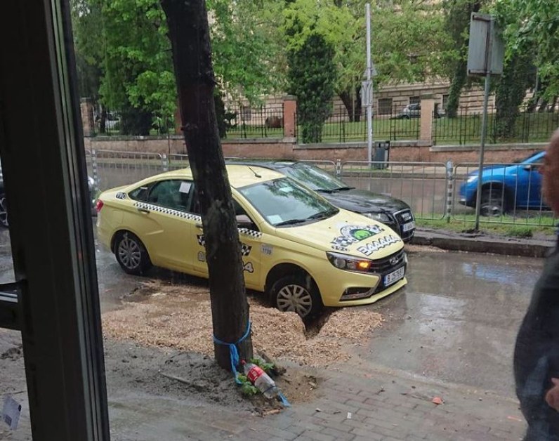 Автомобил пропадна в дупка във Варна.Инцидентът е станал на улица