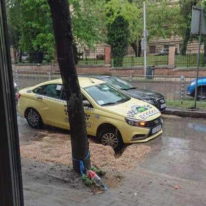 Автомобил пропадна в дупка във Варна Инцидентът е станал на улица