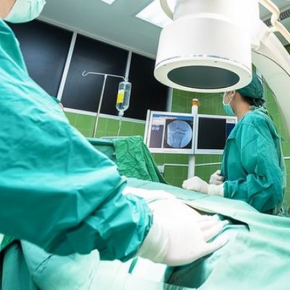 Лекари от отделението по неврохирургия в частна болница в Бургас