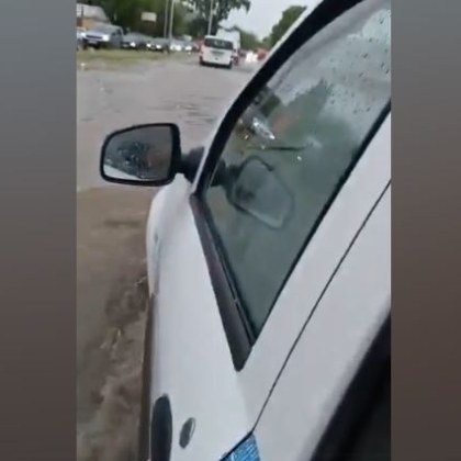 Два автомобила пропаднаха в центъра на Варна след проливния дъжд
