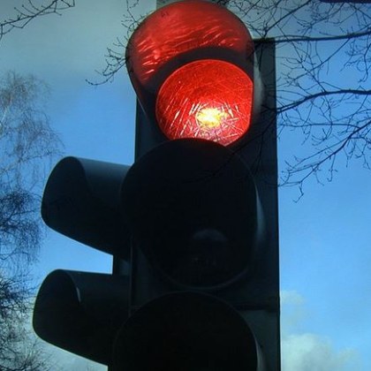Украинска шофьорка премина на червен светофар и се опита да