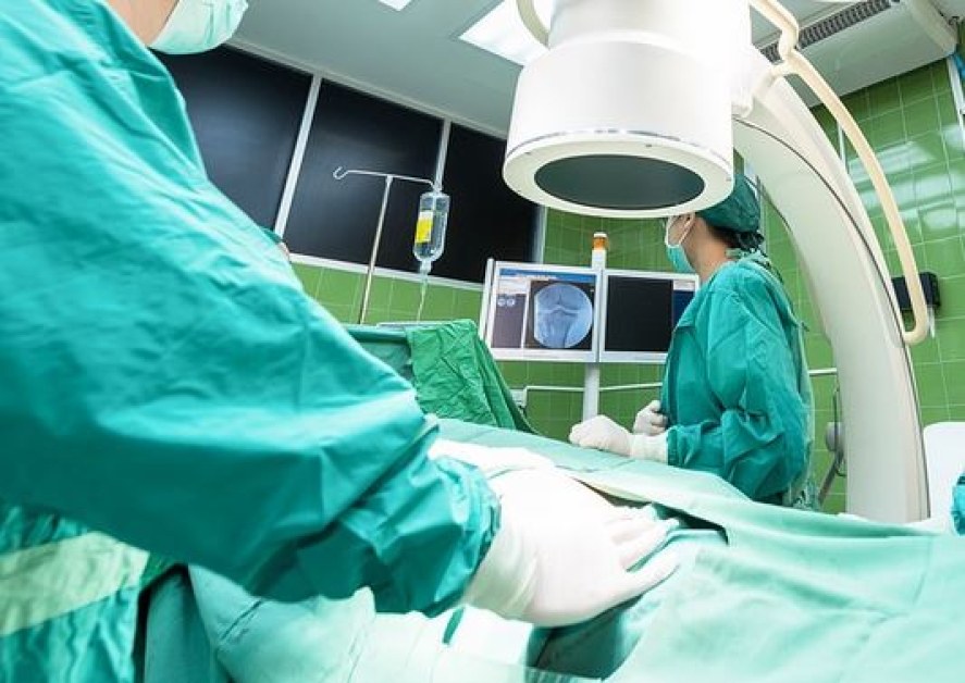 Лекари от отделението по неврохирургия в частна болница в Бургас