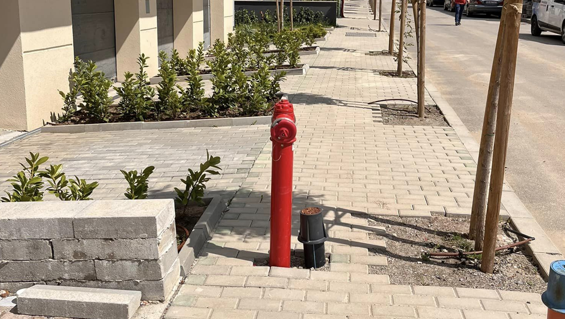 Снимка: Монтираха пожарен кран на неподходящо място в столичен квартал СНИМКИ