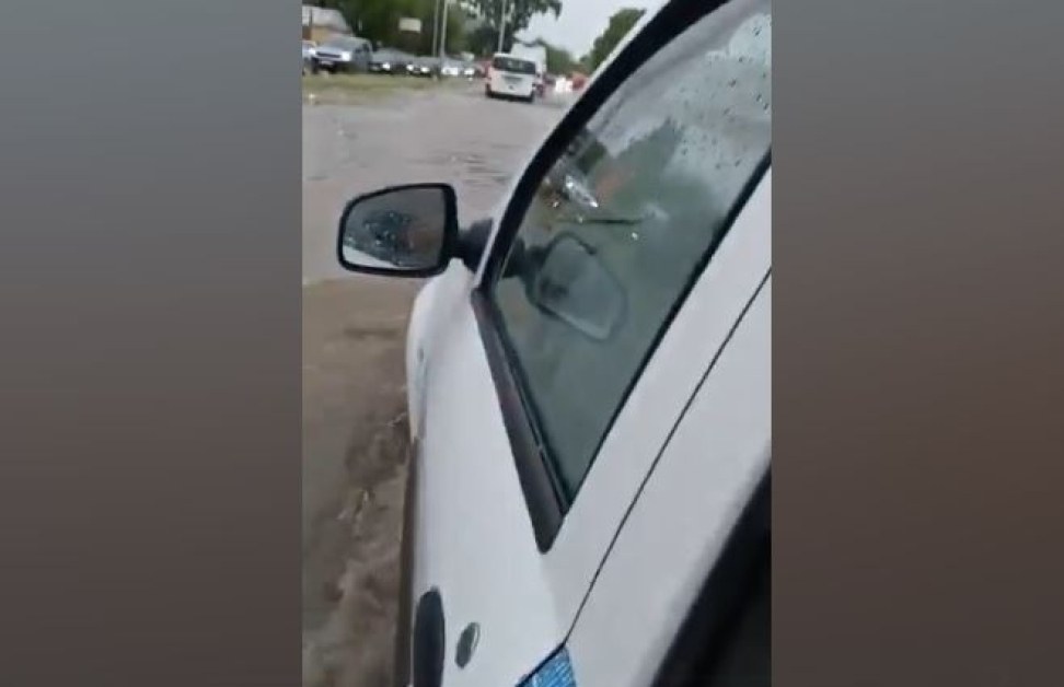 Два автомобила пропаднаха в центъра на Варна след проливния дъжд,