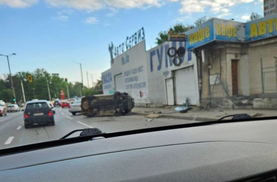 Кола се обърна странично в София СНИМКА
