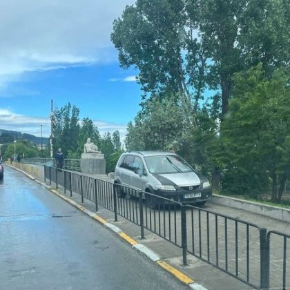Водач успя да паркира необичайно в Асеновград СНИМКА