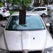 Фрапиращо! Отломка падна от блок в София, проби кола СНИМКИ