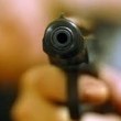 Криминално проявен шофьор стреля с пистолет в движение
