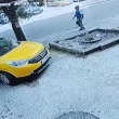 Таксиметров шофьор нагло паркира на тротоар в Бургас ВИДЕО