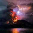 Вулканът Руанг в Индонезия с пет големи изригвания за ден