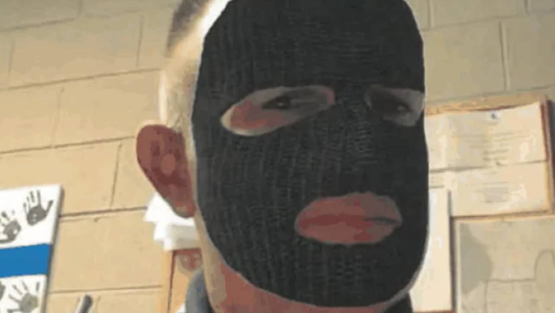 Снимка: Уволниха полицай заради СНИМКА с маска в социалните мрежи