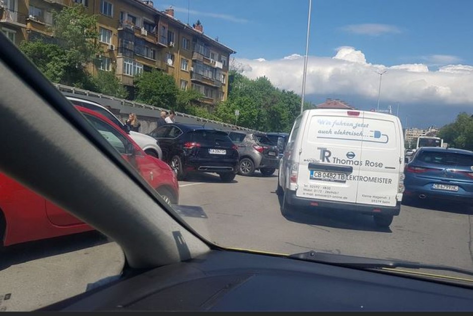 Верижна катастрофа в София, има задръстване СНИМКА