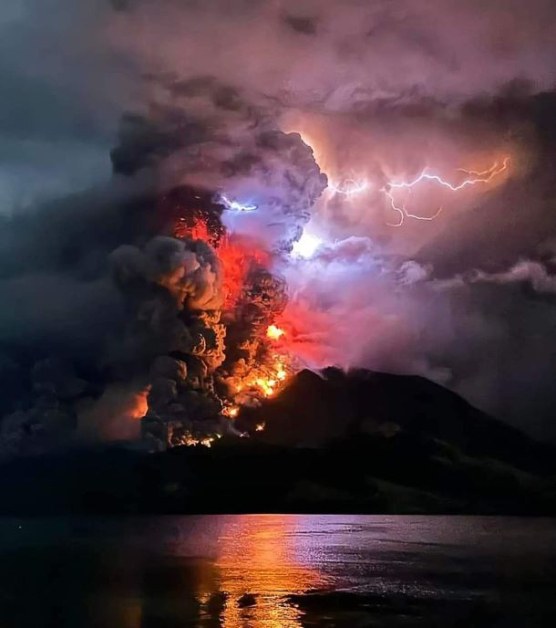 Вулканът Руанг в Индонезия с пет големи изригвания за ден