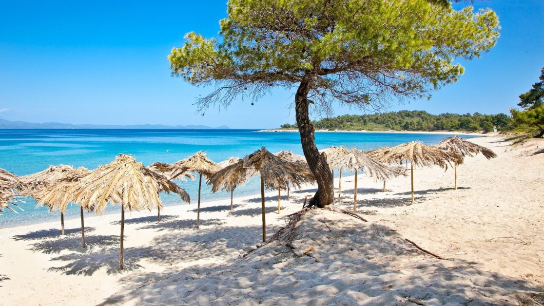 Снимка: Гърция забрани със закон чадърите и отварянето на заведения на 198 плажа