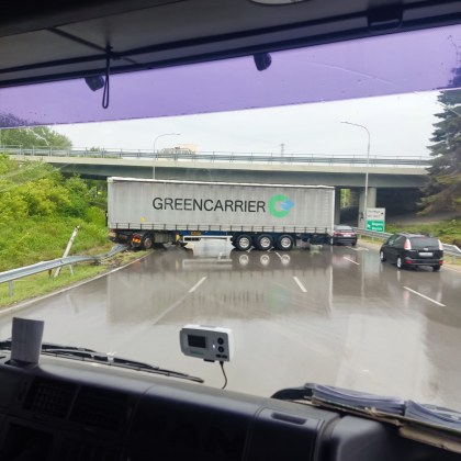 Камион се е завъртял на входа на летището във Варна