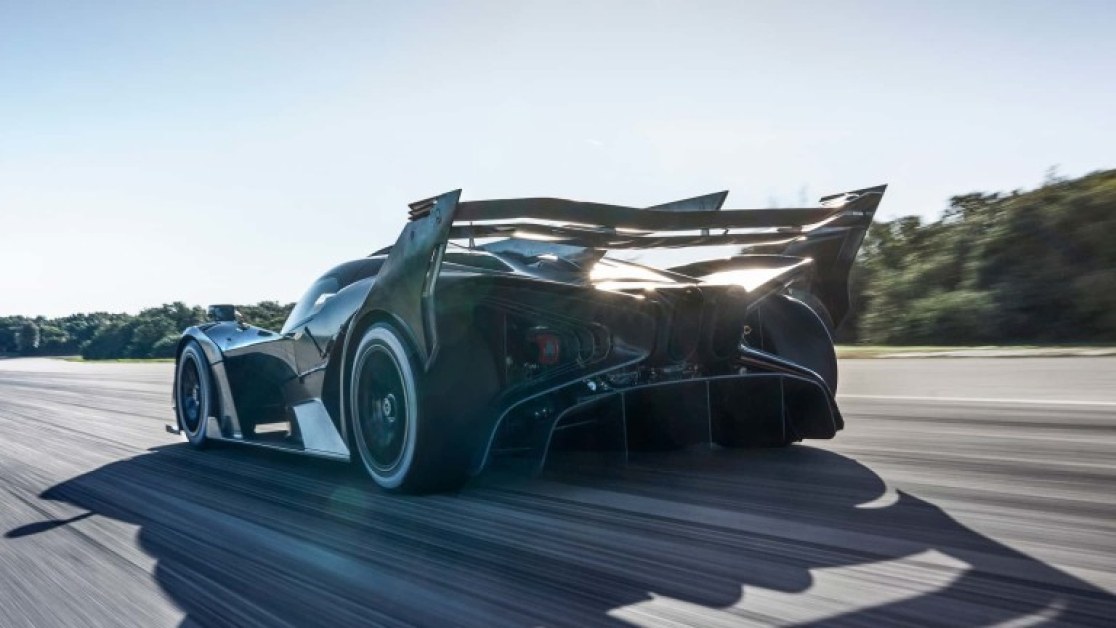 Снимка: По-бърз ли е Bugatti Bolide от болид във Формула 1