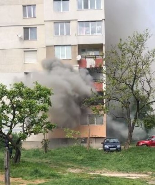 Пожар горя в блок в София СНИМКИ