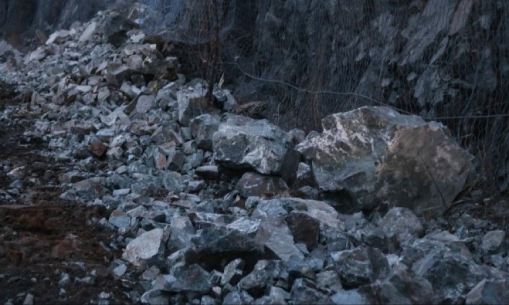 Снимка: Паднали скали блокираха път в Родопите