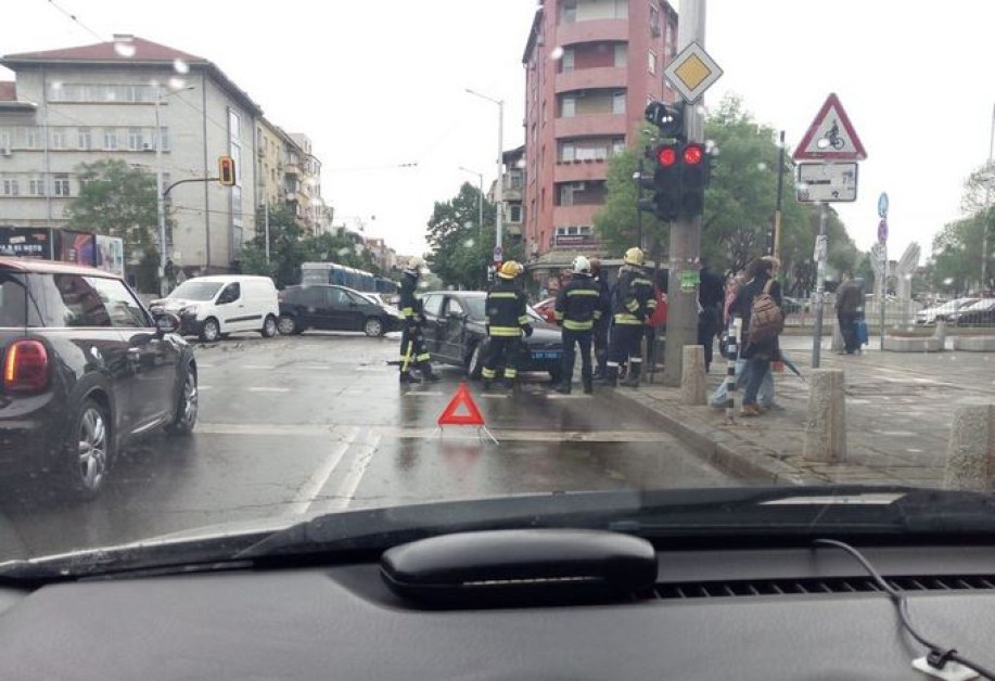 Тежка катастрофа в София, пристигнаха огнеборци СНИМКА