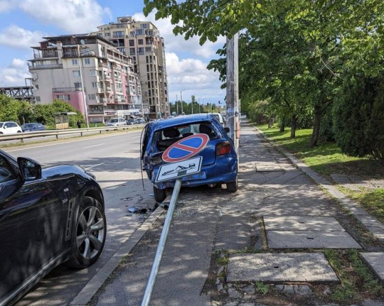 Кола повали пътен знак в София СНИМКИ