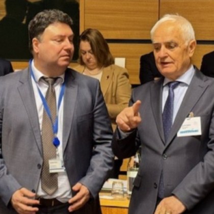 Министърът на отбраната: България ще подкрепя Украйна, докато е необходимо