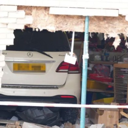 Шофьорка разби стена на училище в Ливърпул СНИМКИ