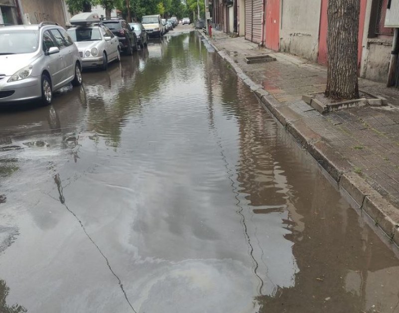 Снимка: Отново! Наводни се новоремонтирана улица в Пловдив