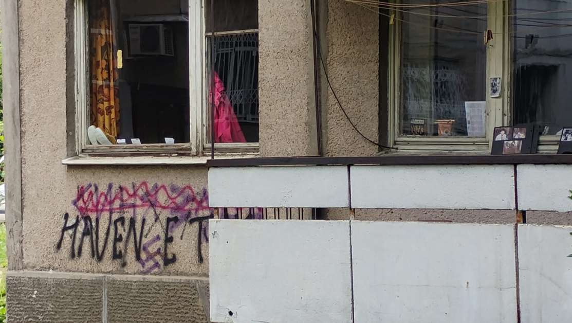 Жена хвърля буркани от балкона си в София СНИМКИ