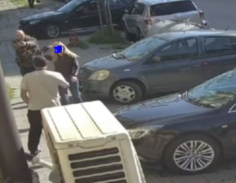 ВИДЕО показва момента, в който журналистът Стоянов извади пистолет на човек