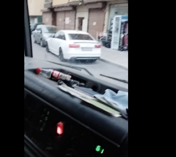 Безобразни шофьори блокират работата на сметоизвозващ камион в Асеновград