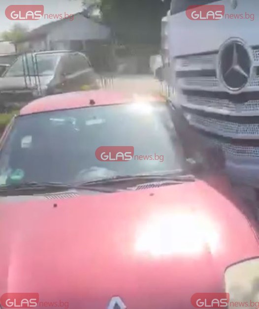 Камион блъсна кола в Пловдив, пристигна линейка СНИМКИ