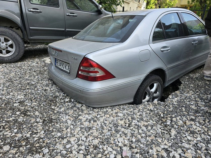 Голяма дупка се отвори под кола в Пловдив, погълна я наполовина СНИМКИ