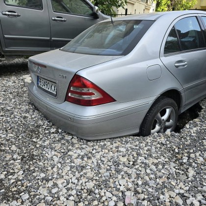 Голяма дупка се отвори под кола в Пловдив, погълна я наполовина СНИМКИ