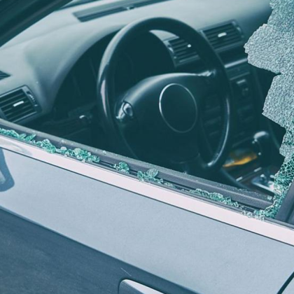Рецидивист разби стъклата на седем автомобила съобщиха от полицията във