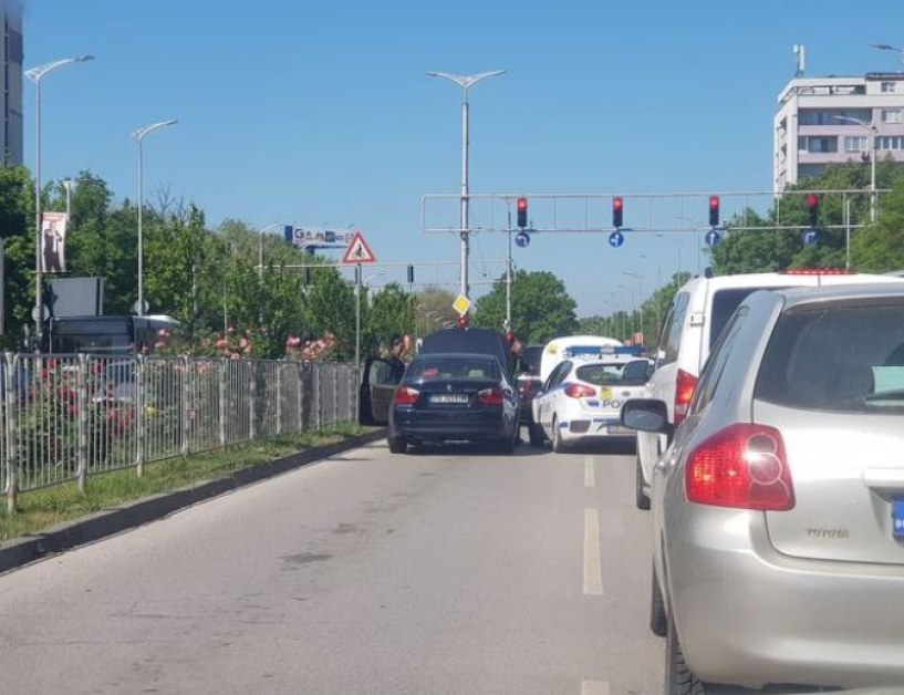 Пловдивски полицаи зарадваха местните с жест на пътя.Кола загаснала в