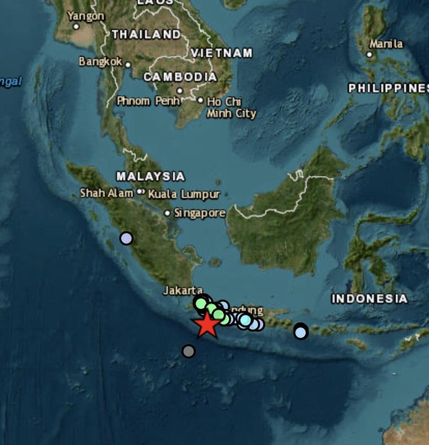 Силно земетресения разтресе Индонезия