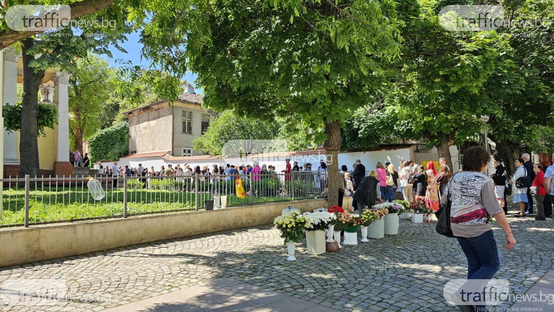 Извиха се опашки пред църквите в Пловдив СНИМКИ