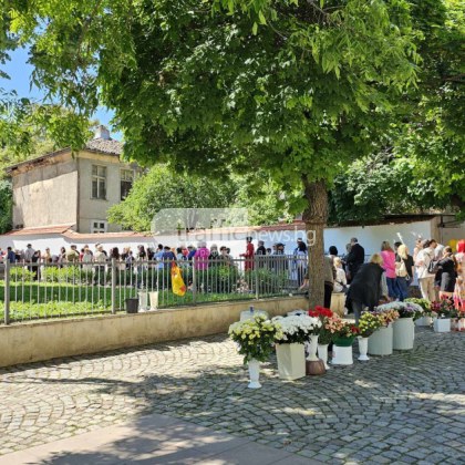 Хиляди вярващи се стекоха към храмовете в Пловдив за да