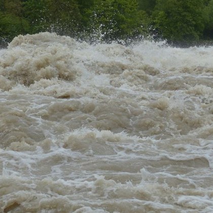 Най малко 70 души са загинали при наводнения и поройни дъждове