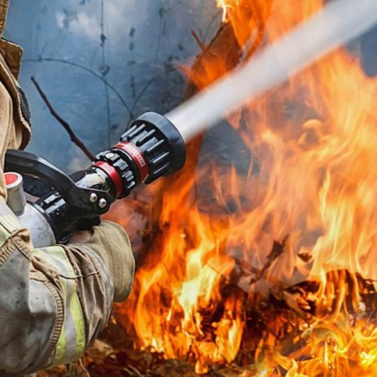 Служители от РУ Асеновград изясняват причините за пожар в дървена