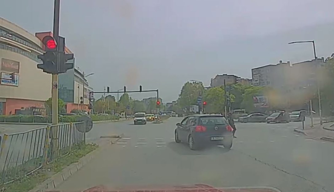 Шофьор едва не сгази пешеходец на 