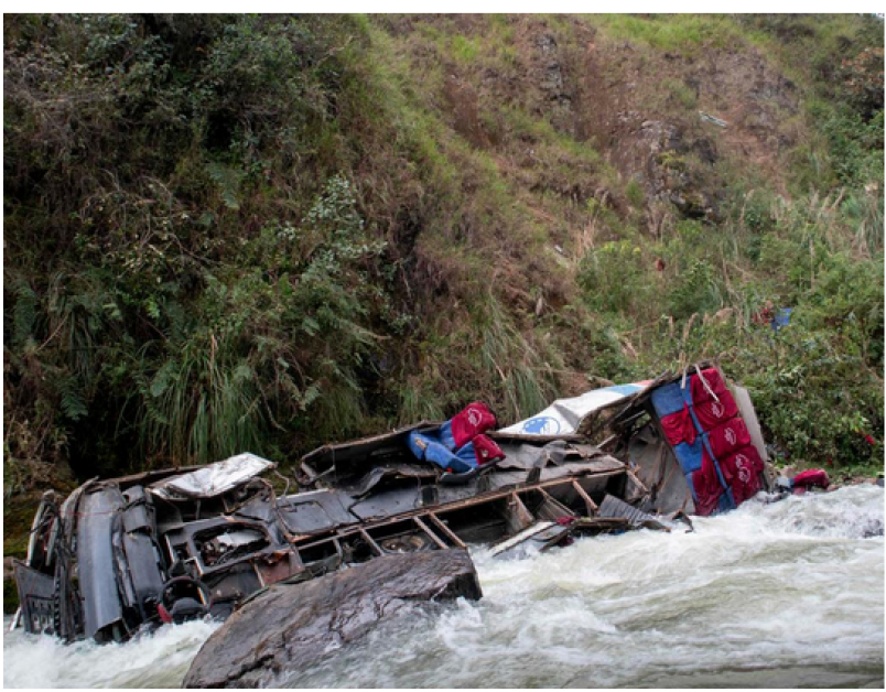 Автобус падна в пропаст в Перу, 25 души загинаха