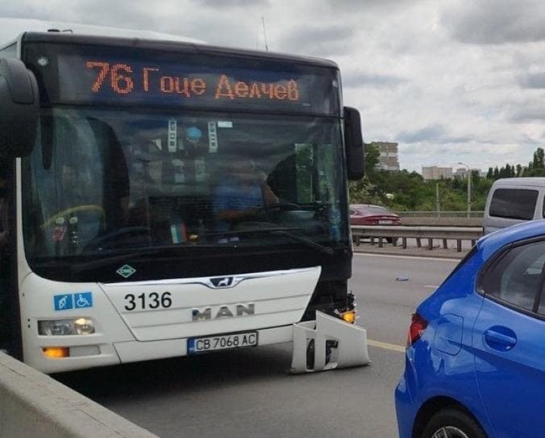 БМВ блъсна автобус в София СНИМКИ